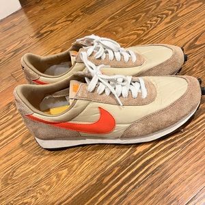 Nike Daybreak Tan/Orange Color-way in excellent pre-owned condition. Size 12.